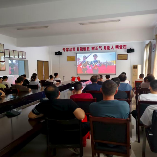 觀看閱兵直播 弘揚愛國精神